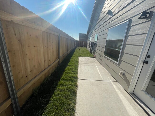 Building Photo - 3815/17 Bluelake