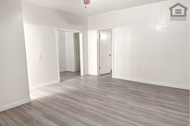Building Photo - 2Bed/1Bath Apartment at Camelback Rd/Central Ave! Move-In Ready on 06/04/2026! – NO HOA!