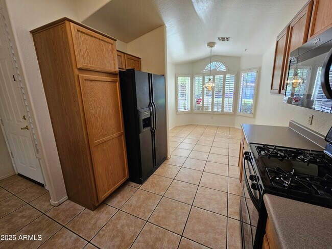 Building Photo - 10360 E Penstamin Dr