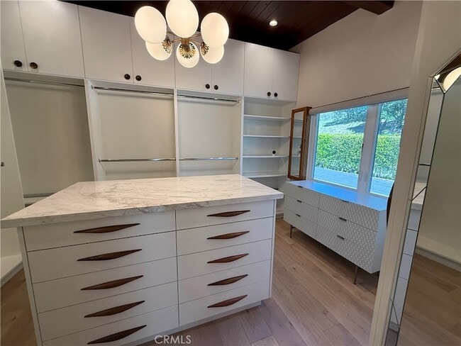 Building Photo - 940 Crestview Dr