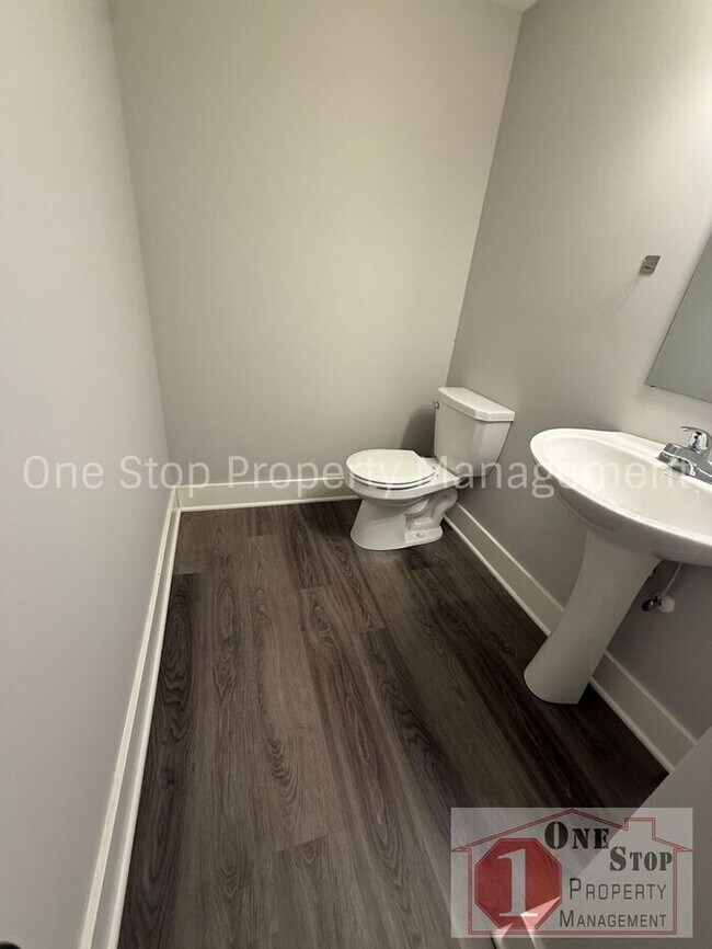 Building Photo - 3 Bedroom / 2.5 Bathroom Townhome in Louis...