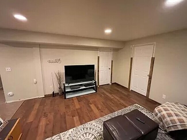 Building Photo - 710 Riverview Ln