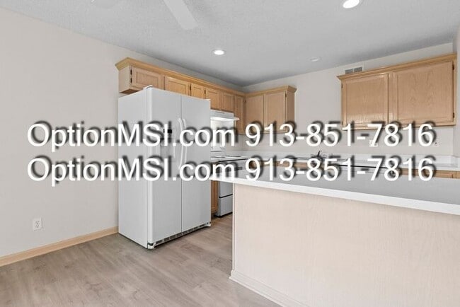 Building Photo - Well Maintained Half Duplex