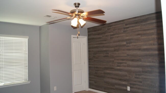 Building Photo - 375 Niblick Dr