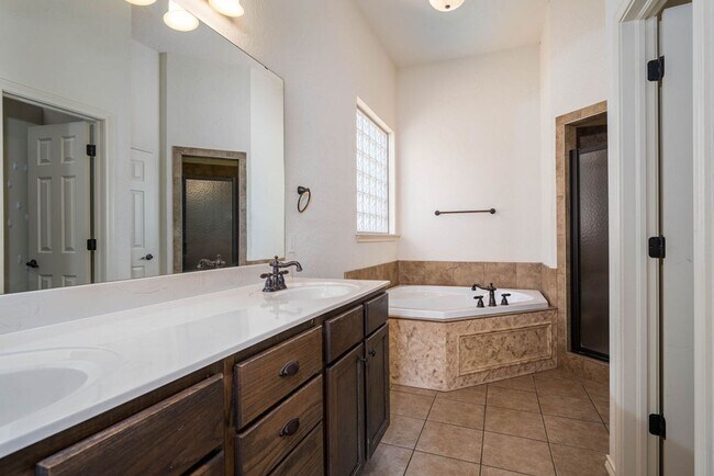 Building Photo - Spacious home in Moore schools- PEACEFUL L...