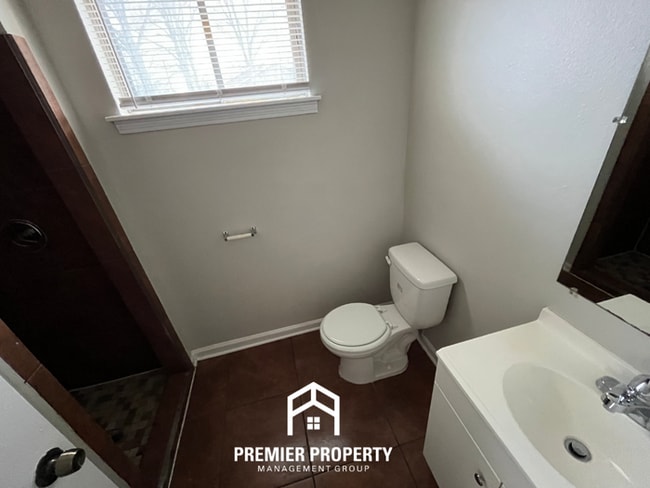 Building Photo - Spacious 3BR Memphis Home with Hardwood Floors, Dual Dining Areas & Fenced Yard