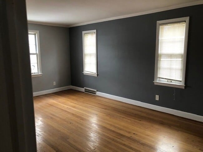 Building Photo - Great 4 Bedroom Home In Harper Woods