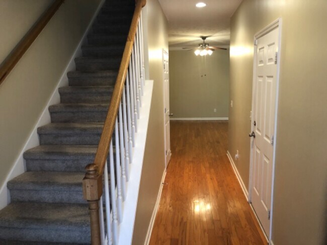 Building Photo - 132 Canton Ct