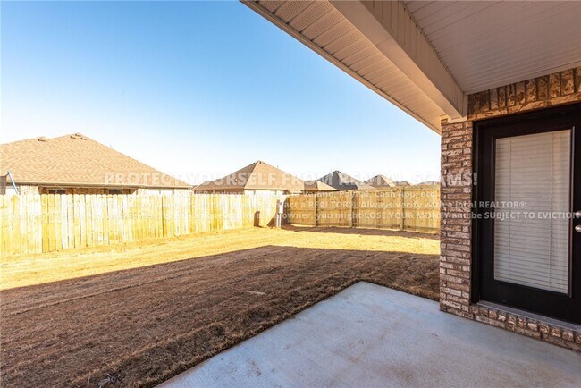 Building Photo - 4476 W Newton Ave