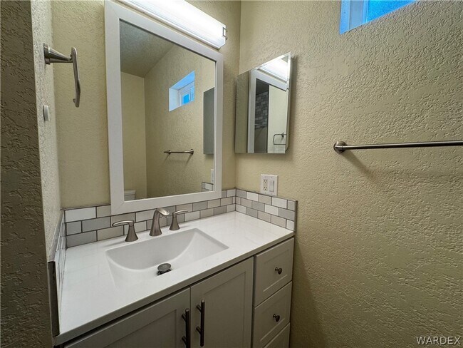 Building Photo - 2460 Lakeside Dr