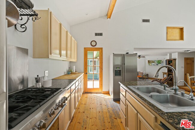 Building Photo - 2026 Topanga Skyline Dr