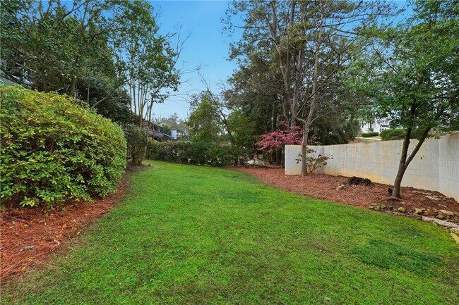 Building Photo - 1846 Fernwood Rd NW