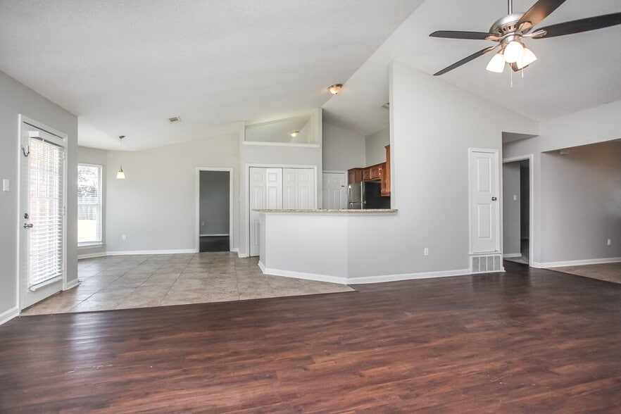 Building Photo - 10431 Amanda Dr