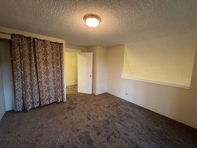 Building Photo - 2 Bedroom in Great S. Eugene Location