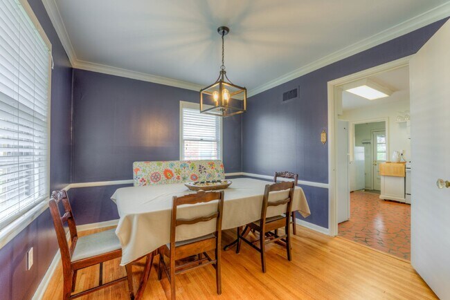 Building Photo - Colonial Acres East Memphis cutie! 3 bedrooms and tons of updates! Appliances included.