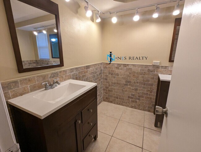 Building Photo - 3136 Pinon Dr