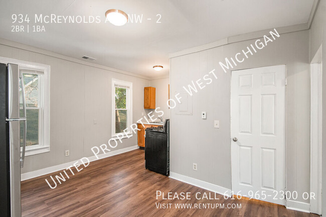 Building Photo - Available Now | 2 Bed 1 Bath Apartment in ...