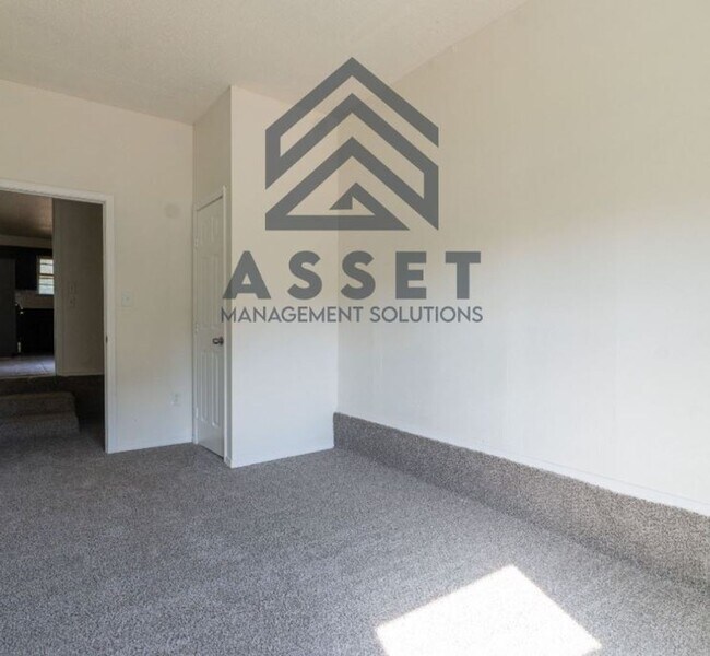 Building Photo - Cute 5 Bedroom House!