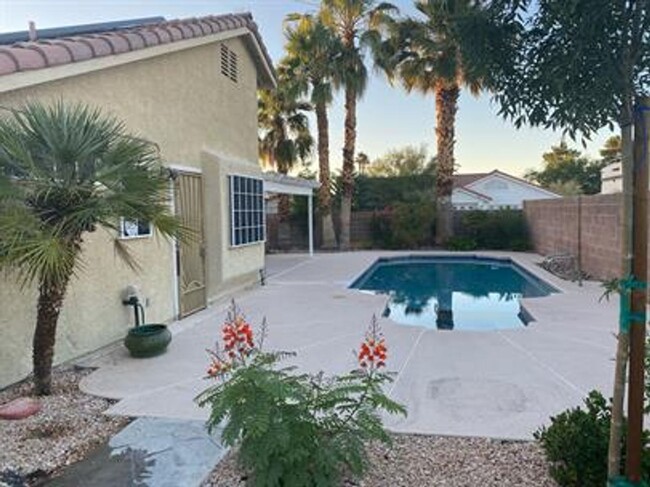 Building Photo - Beautiful single story home with pool.