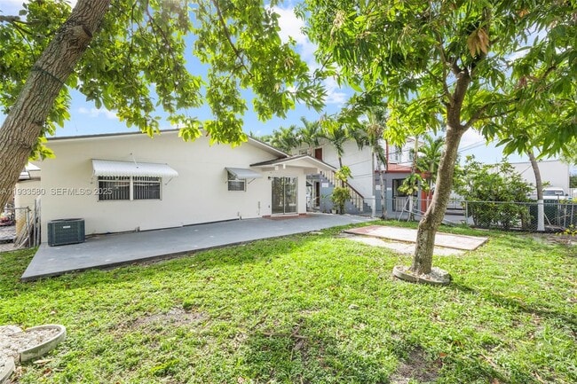 Building Photo - 85 W 24th St