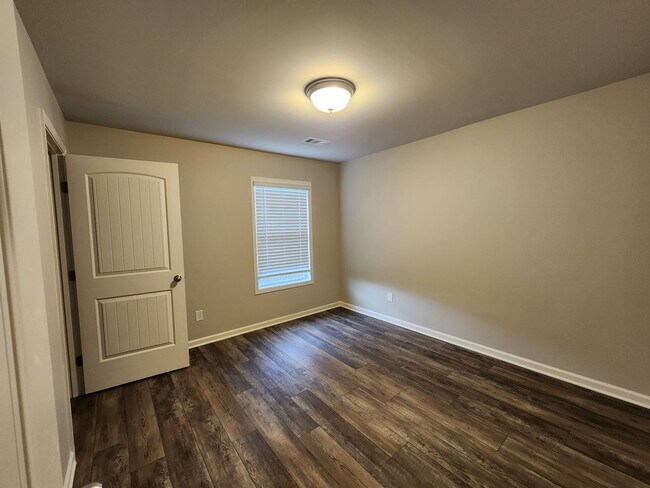 Building Photo - 5 Bedroom 3 Bath 2 Car Garage in Forsyth C...