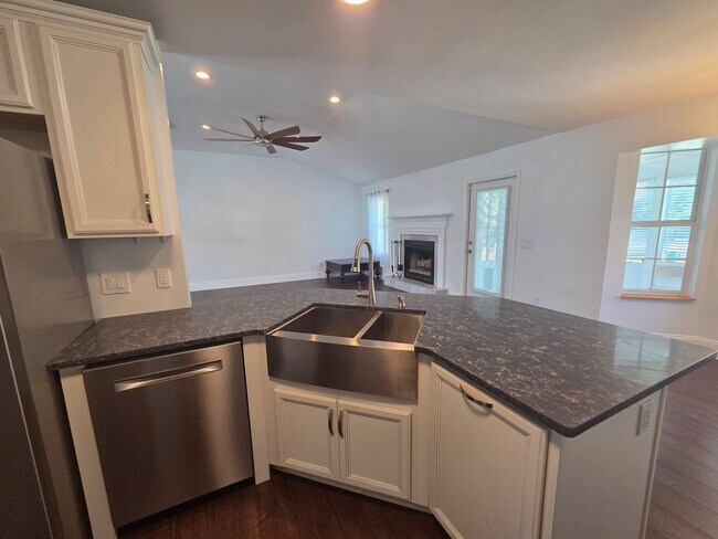 Building Photo - Spacious 4Bed/2Ba Brick Home w/Inground Pool in Mowat Highlands! *1/2 OFF Security Deposit for Ac...