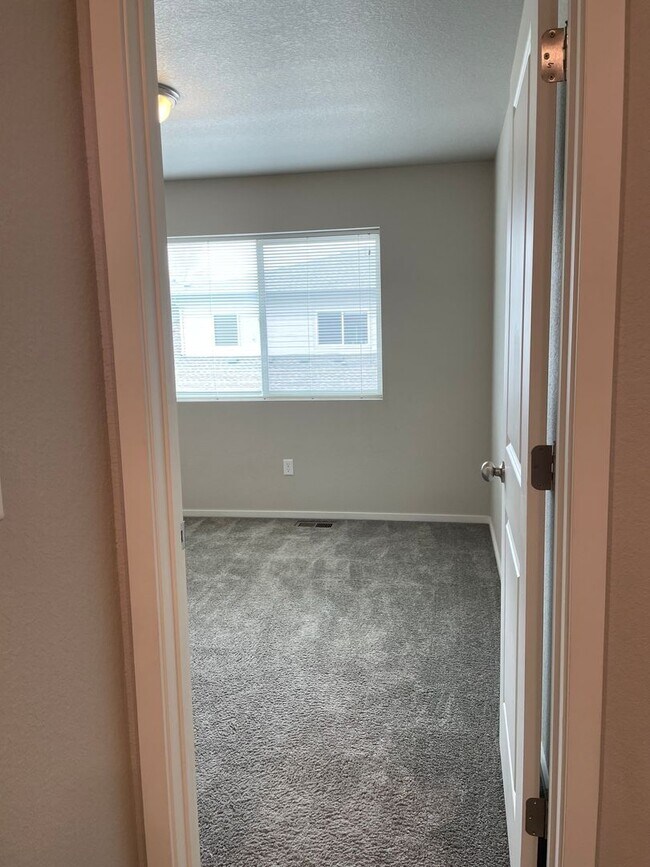 Building Photo - Luxury Rowhouse w/ 2-Car Garage in NE Ft. Collins