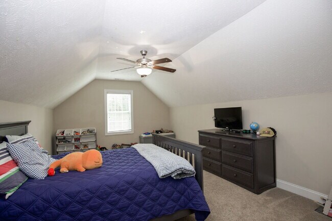 Building Photo - "Large 3-Bedroom plus BONUS Retreat with S...