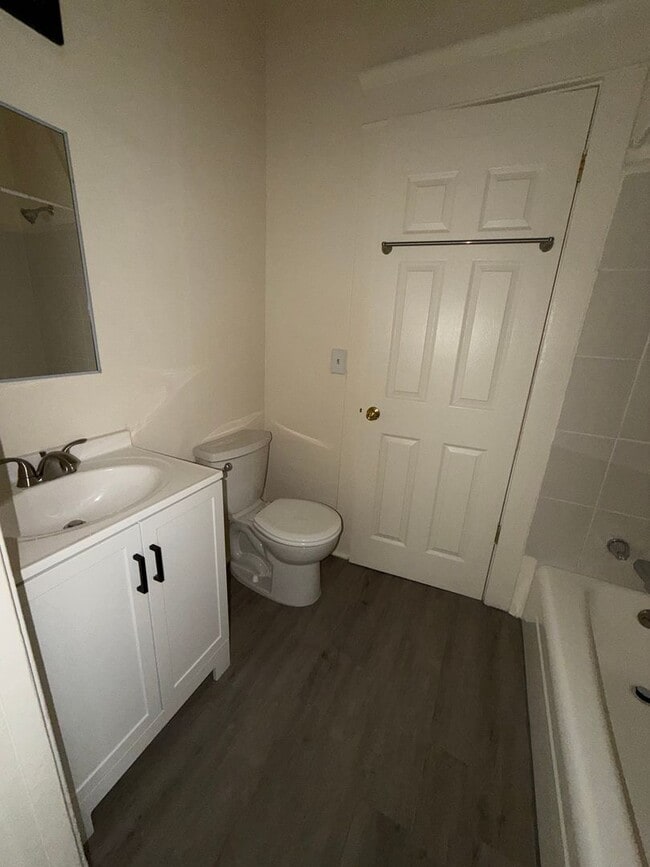 Building Photo - Remodeled 1 bedroom 1 bathroom with a den!