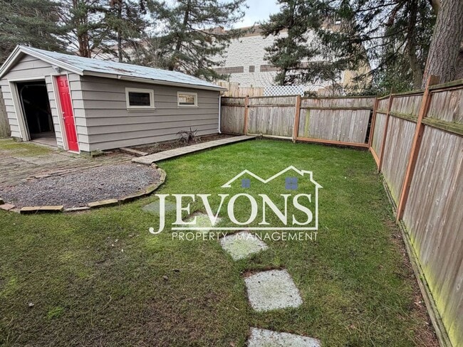 Building Photo - Spacious Single-Family Home on Elevated Corner Lot Near Seattle & Burien