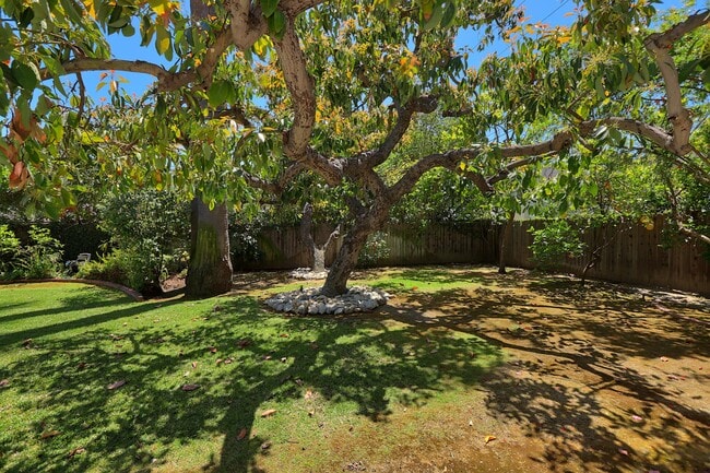 Building Photo - 605 Brightside Ln