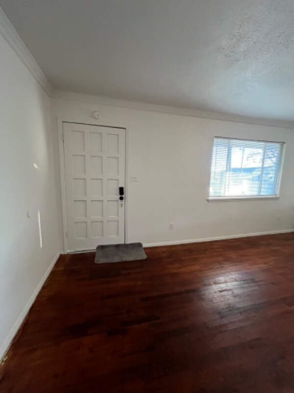 Building Photo - 102 E Pecan St