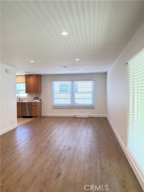 Building Photo - 337 E Everett Pl