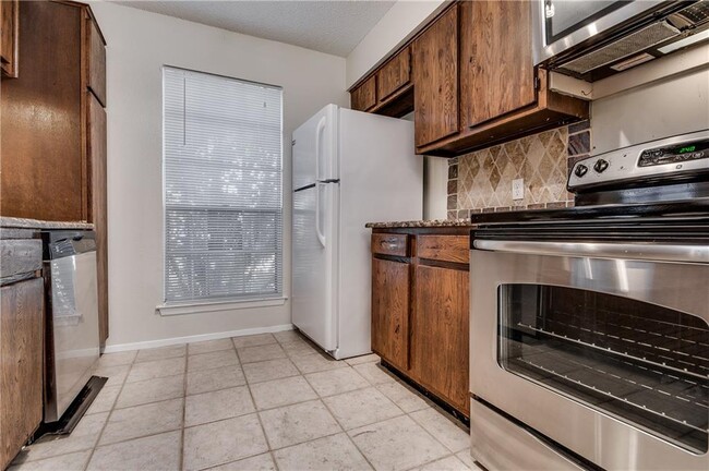 Building Photo - 8801 Piney Point Dr