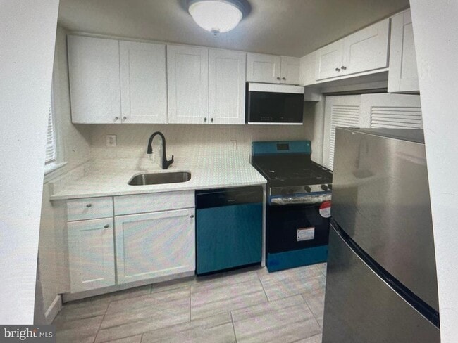 Building Photo - 2588 Iverson St
