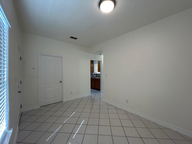 Building Photo - 1000 Ranchway Dr