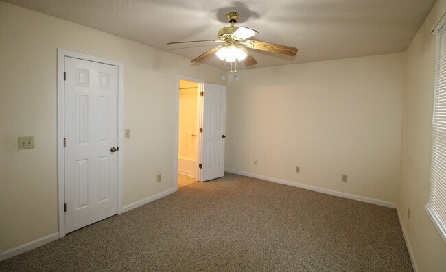 Building Photo - 60 Crowndale Ct