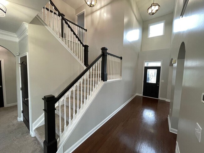 Building Photo - Large East Jefferson Home