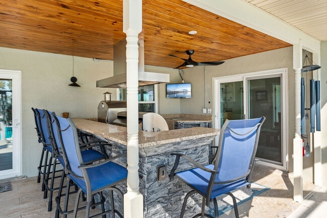 Building Photo - 12 Fairway Dr