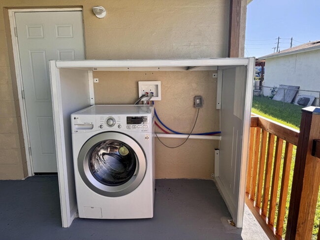 Building Photo - Fully Renovated 2BR Home Near Downtown Win...