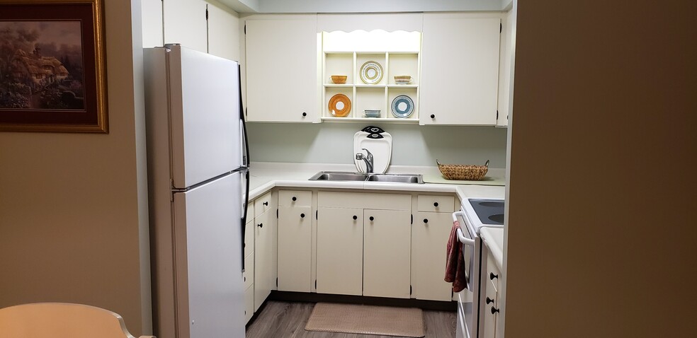 Kitchen - 410 6th Ave SW