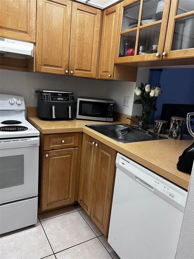 Building Photo - 9310 Fontainebleau Blvd