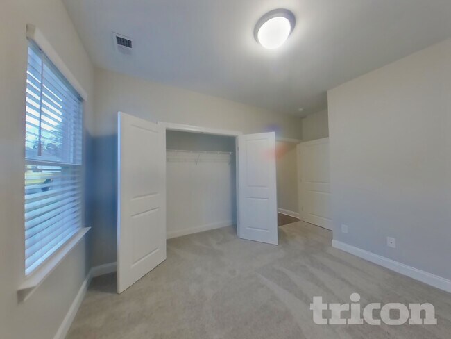 Building Photo - 571 Faye Aly