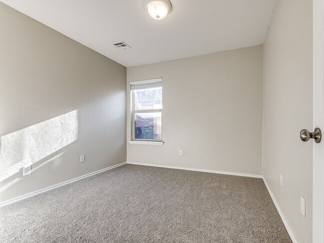 Building Photo - Updated home in Edmond + 3 bed + 2 bath