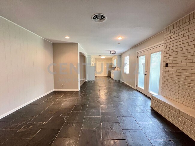 Building Photo - Beautifully Refreshed 3/2/2 in Fort Worth Ready for Immediate Occupancy!