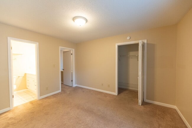 Building Photo - Charming 2 BD, 2.5 BA Townhome w/ a Community Pool in a Prime Winston Location