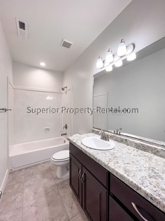 Building Photo - 4 bed, 2.5 bath home w/2 car garage