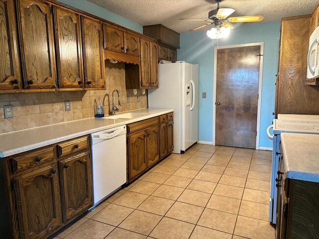 Building Photo - Spacious Family Home!