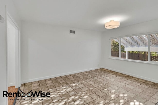 Building Photo - 838 Crompton Rd