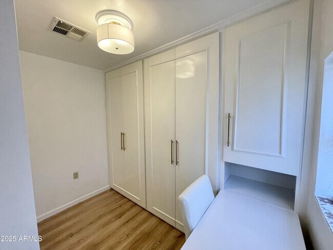 Building Photo - 602 E San Juan Ave